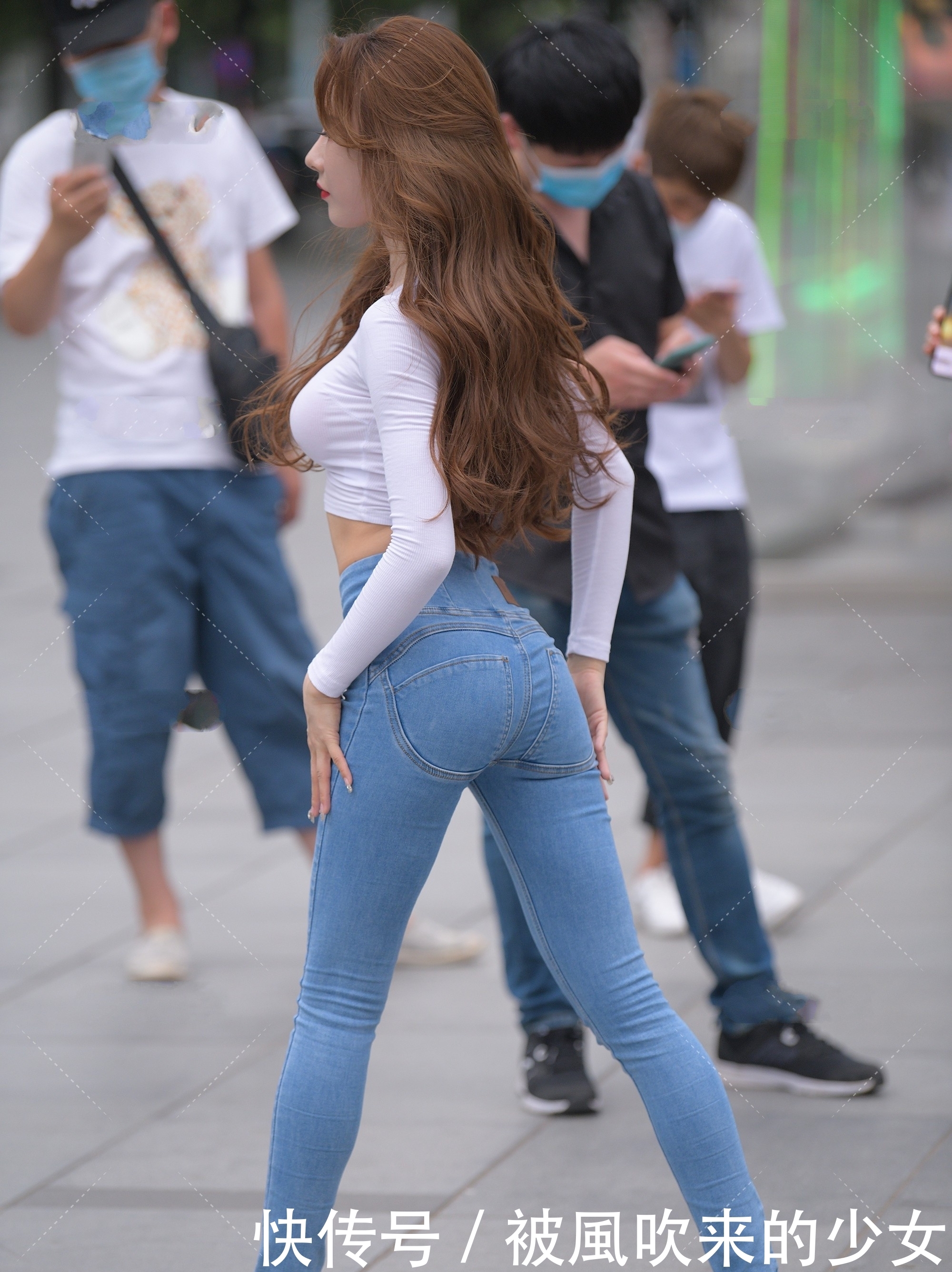 青春|白色长袖搭配蓝色牛仔裤,清新甜美,青春有活力