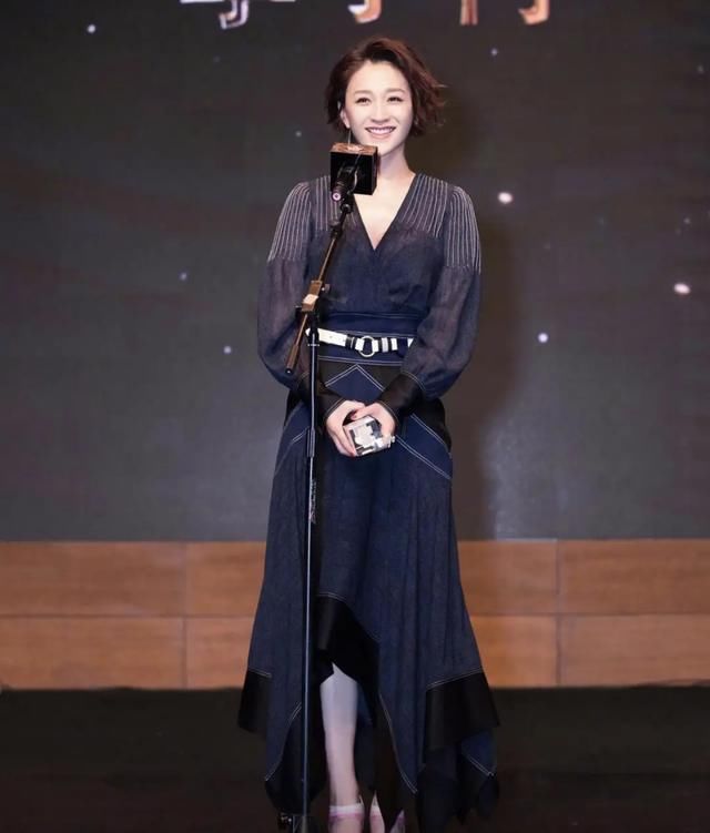 塑料|被李小冉“夹腿坐”迷住,穿粉色连衣裙配塑料斗篷,意外高级优雅