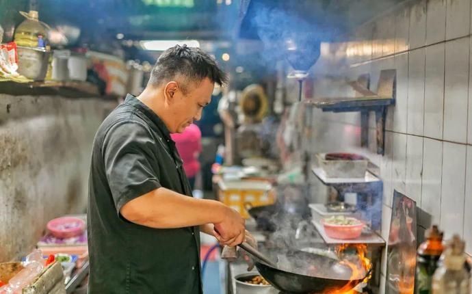 桌椅|店内坐不下,门口搬桌椅来吃!丰储街的这家盖浇饭火了13年!