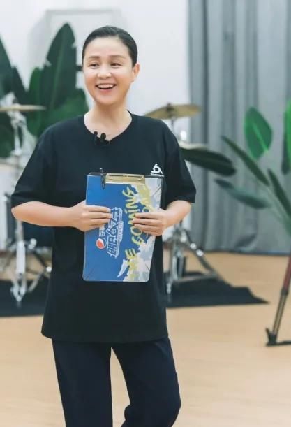 担任导师|龙丹妮不阻止艺人谈恋爱,哇唧唧哇不是监狱,报备是为了保护大家