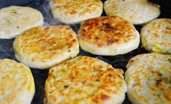 眼看|早餐店眼看就要开不下去,老板灵光一闪,烙饼不用锅,生意火爆