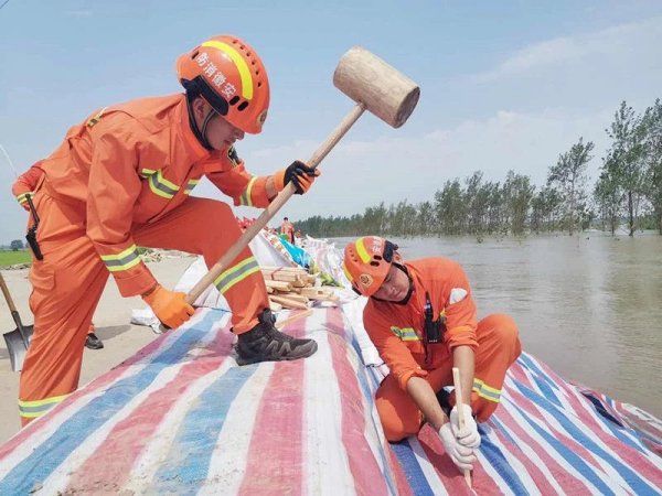 火焰|【组图】一线火焰蓝：加固堤坝，严防洪水漫灌