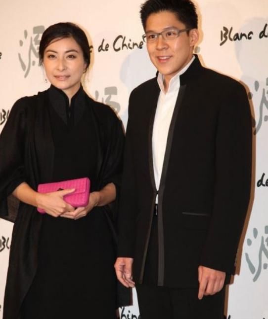  助阵|郭晶晶高调助阵霍启刚，踩平底鞋换发色好洋气，衬衣西裤优雅大方