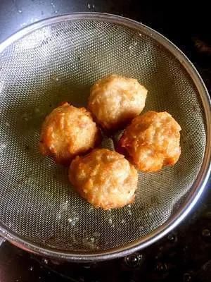 好吃|1斤猪肉,1节莲藕,教你正宗炸莲藕丸子的做法,又香又酥脆,好吃