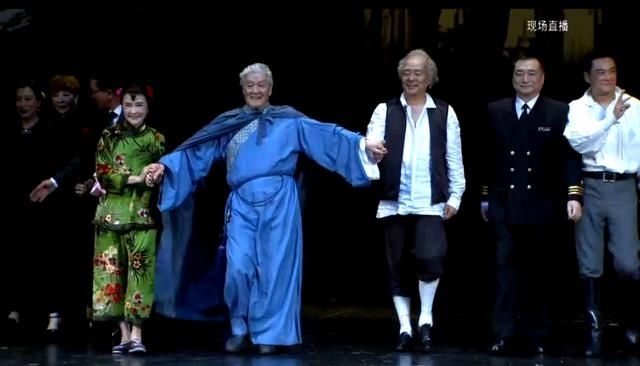  书籍|93岁时你会做什么？来看看蓝天野的朋友圈：有猫有狗、有书籍字画