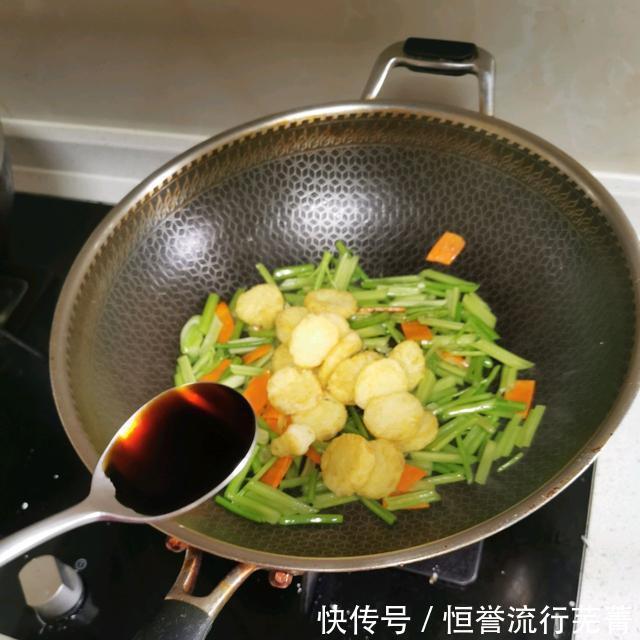 豆腐|脆脆的香芹，软糯的豆腐，不相干的两种食物，组合出不一样的美味