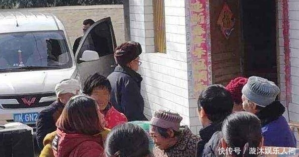 收钱|有人在农村每家每户收钱,给10元账本上记100元,很多人已经上当