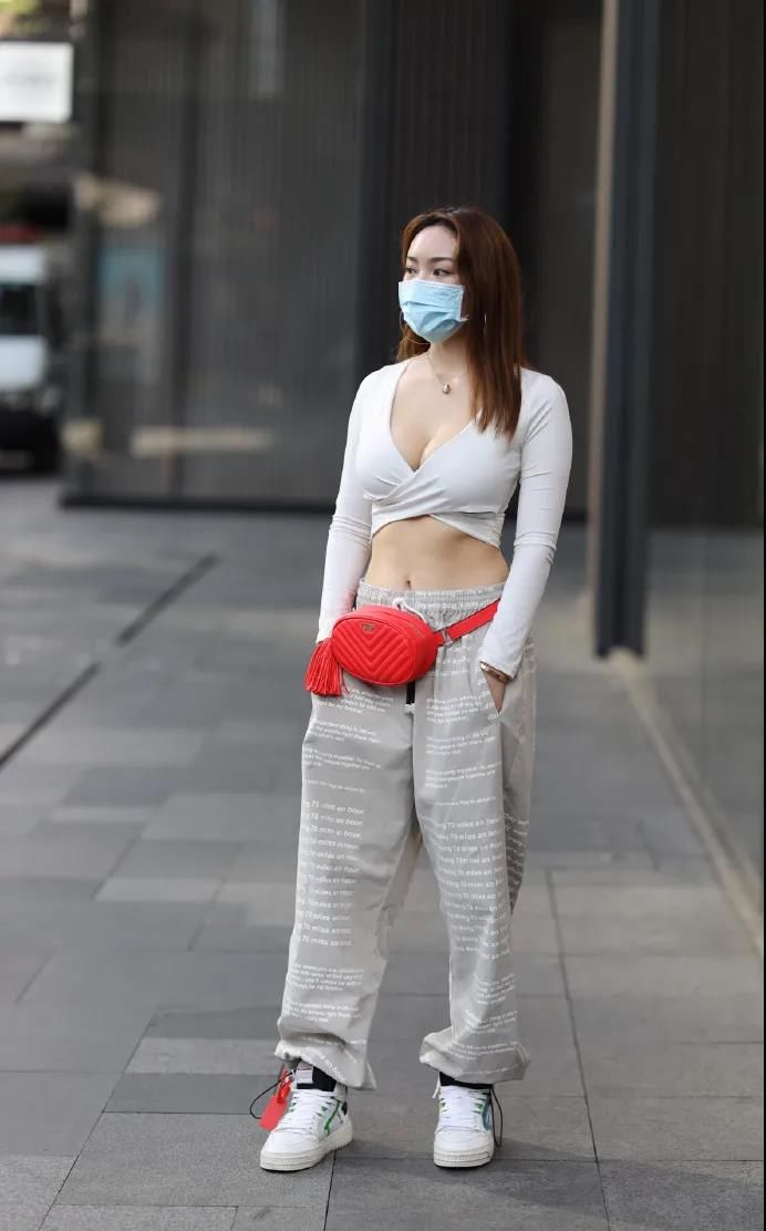  亮眼|大红色的腰包好亮眼