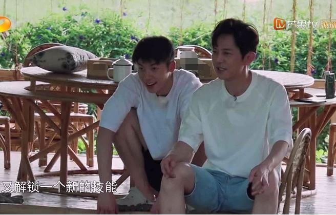  干活|《向往的生活》欧阳娜娜唱歌时，许光汉一边干活一边偷看，有点甜