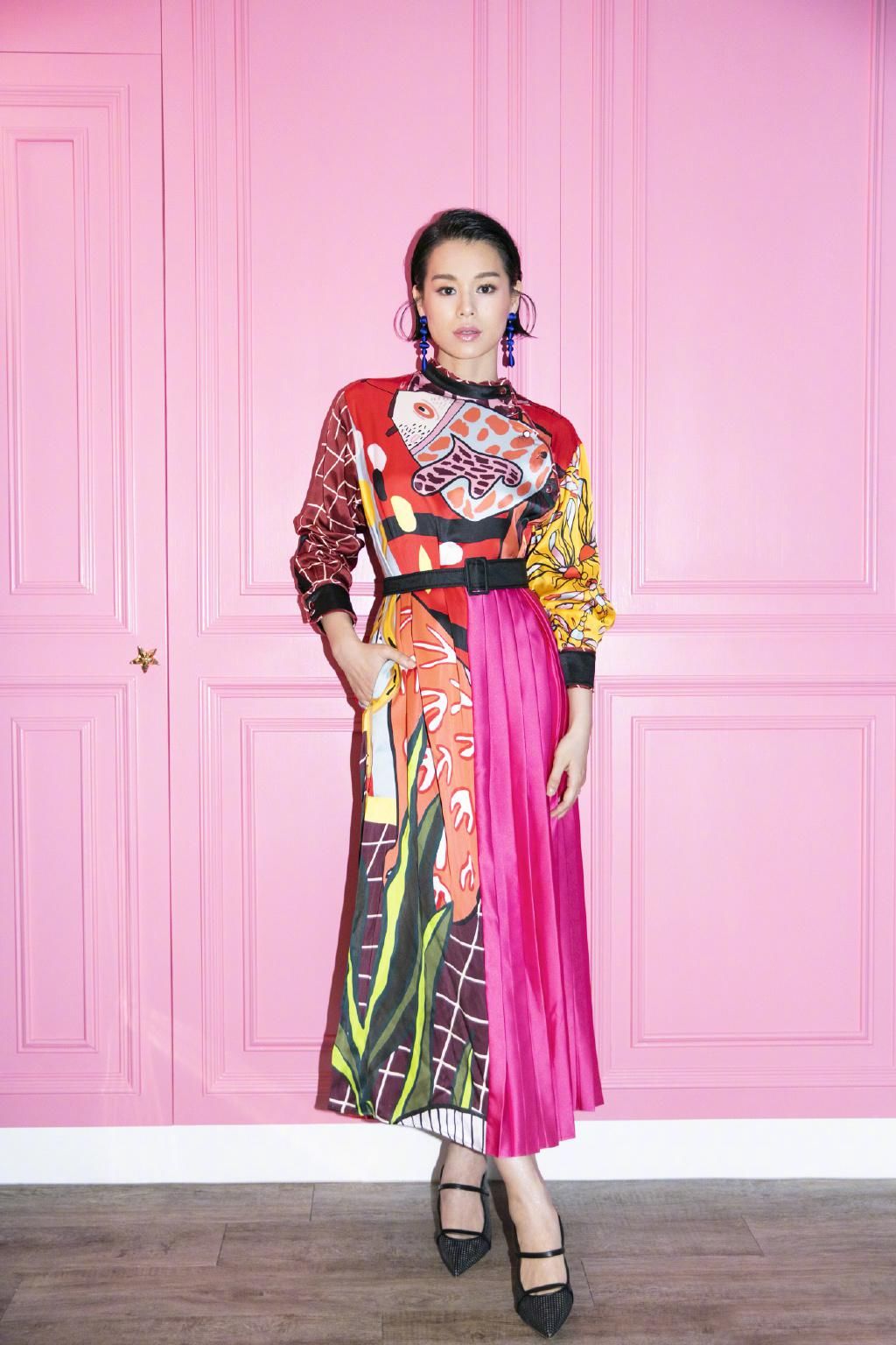  样子|胡杏儿这是中年人的样子？穿白色挂脖连体裤，配短发优雅又少女