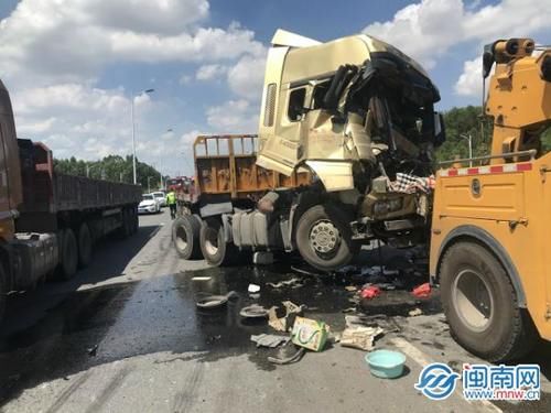  货车|突发：两部大货车相撞占道 台商交警紧急施救保畅通