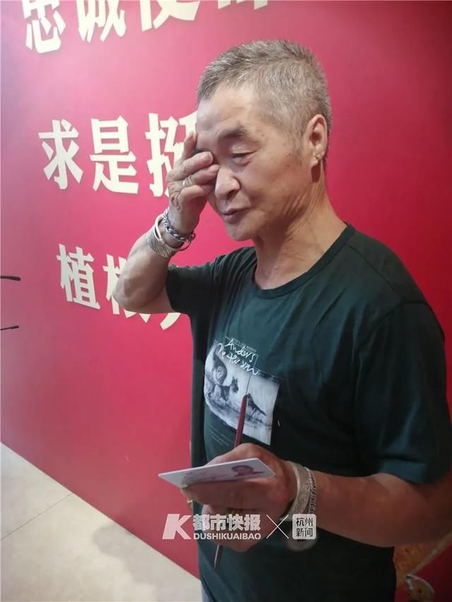 打电话|5岁开始流浪的71岁大伯终于落户家乡,“我终于有身份了,可以买手机和人打电话了……”