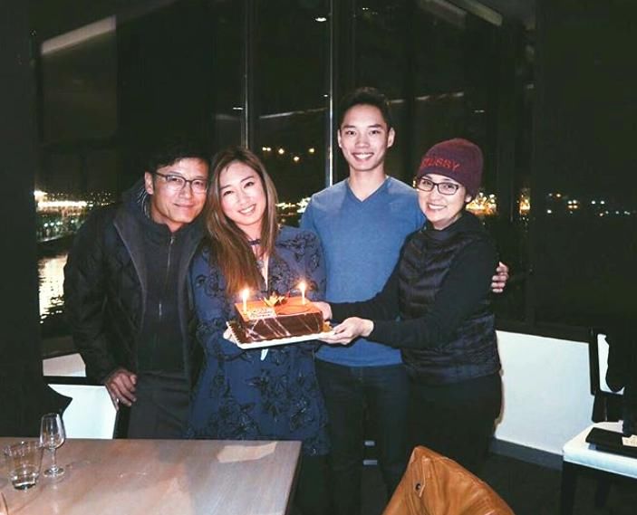  女友|苗侨伟26岁儿子与女友秀恩爱，身材健硕长相不及爸，长居国外生活