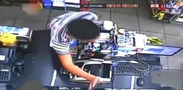 半小时|男子凌晨便利店“买爱情”，折磨女店员半小时，三名同伴店外守候
