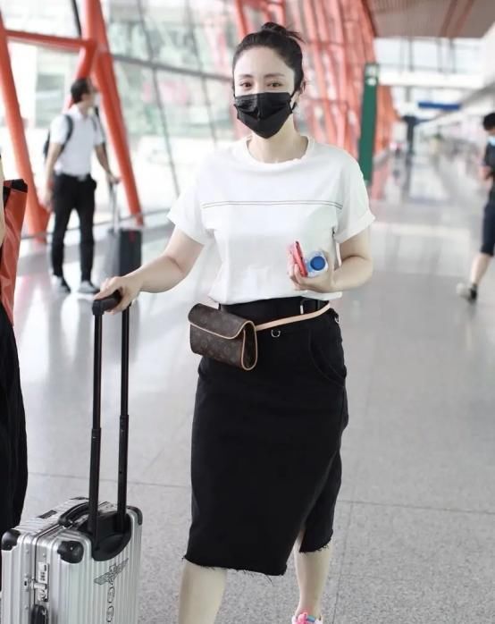 黑白|董璇私下穿搭挺随性,一身黑白组合装简洁清爽,这状态真是没得说