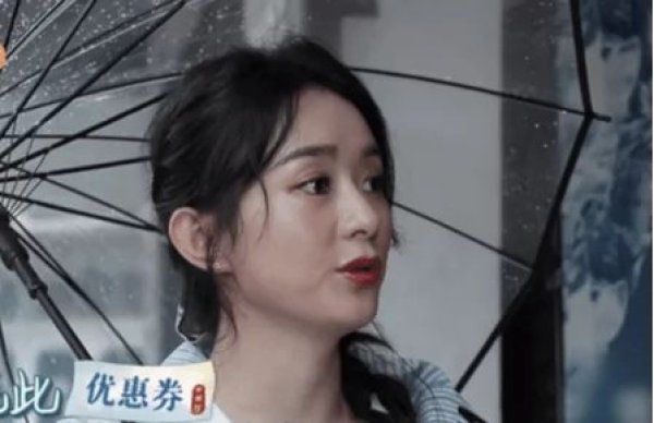  村民|赵丽颖和村民打招呼没人理，脸上的表情太尴尬，怕是忘了有镜头