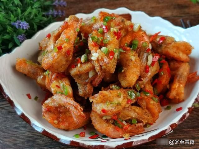 把大虾|别只会水煮大虾，教你这个做法，味道特别香，吃的虾壳都不剩