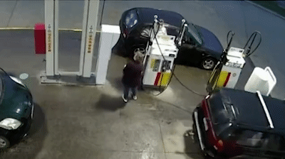  忘拔|司机忘拔加油枪酿惊险一幕！女顾客脑袋险被砸中