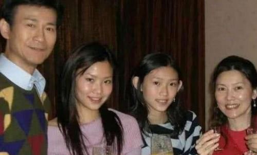  父母离异|同是一个爹，郑少秋4个女儿生活差距不是一般大，网友：渣男