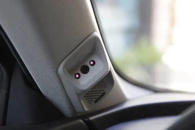 SUV|试驾奔腾全新纯电动SUV E01!造型科幻+三块大屏,驾乘感舒适