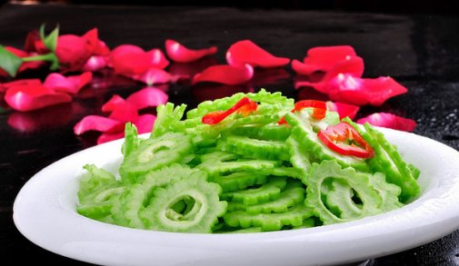  么炒保持绿|苦瓜该如何炒才能保持绿色呢?苦瓜的营养价值具体有多少呢？