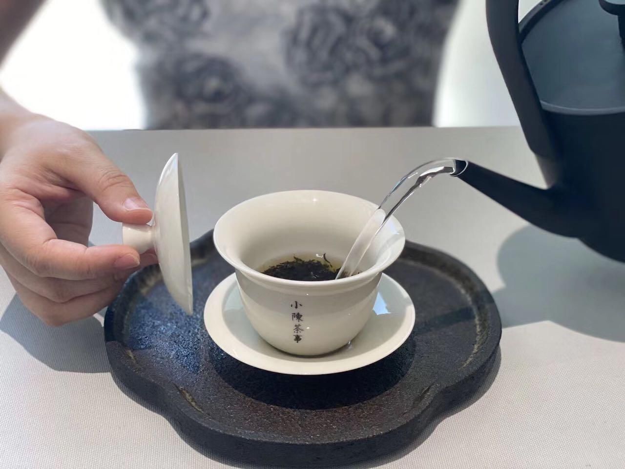 秋天|都说秋天要多喝茶，那红茶，白茶，绿茶，岩茶哪些适合秋天喝呢？