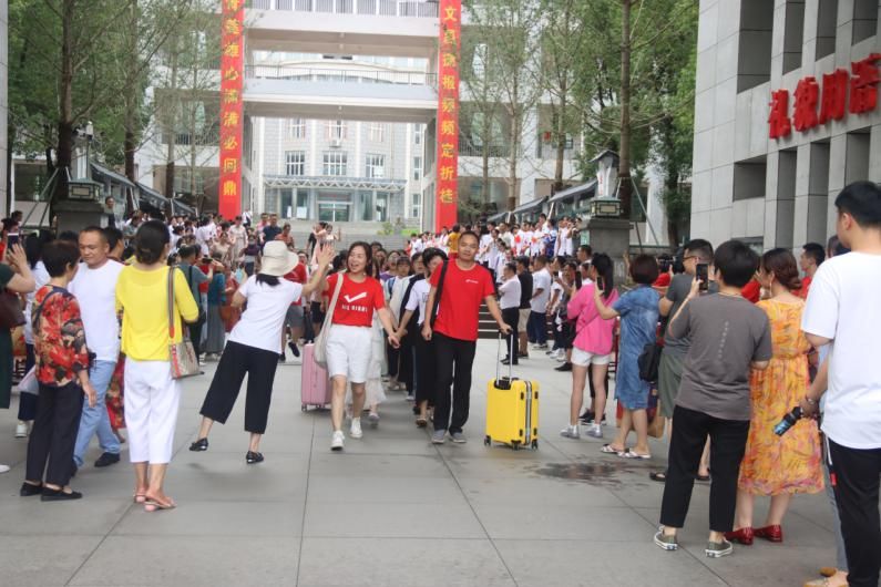  送考|乘风破浪高考日 盘点常德市二中爱心送考的那些美好画面！