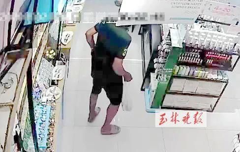 发现|一男子万达广场内偷手表，不料被监控拍下！原来是5进宫的“老手”