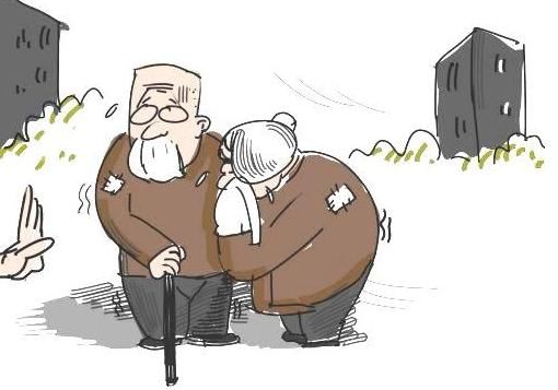 子女|孙子不愿抱瘫痪奶奶晒太阳，老人放火烧家报复子女，结果烧死了老伴