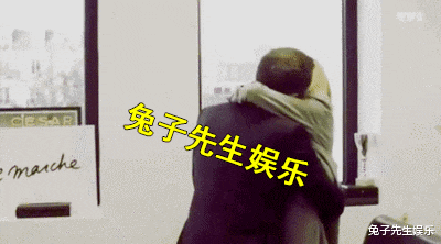  总统|布里吉特正打电话，却被丈夫法式深吻强行堵住嘴，总统先生好霸道