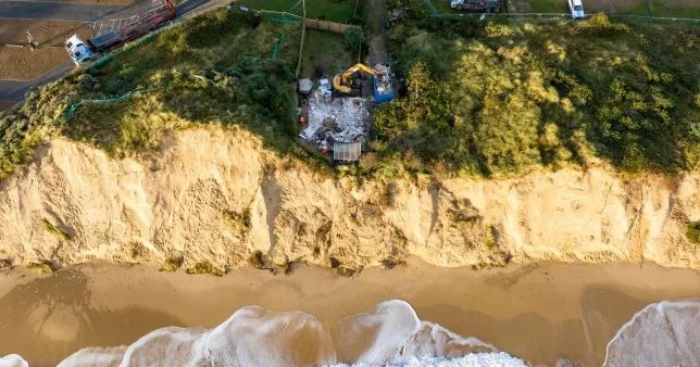 因海水侵蚀，英国悬崖边的房屋被拆除
