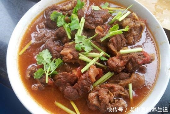 锅中加入|炖牛肉时,好久都煮不烂只要锅里“加味料”,牛肉软烂味道香
