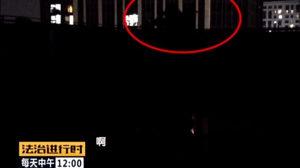 李某|北京：女子欲跳楼自杀，民警消防接力“公主抱”