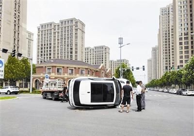  清理|车辆侧翻漏油 消防救援清理