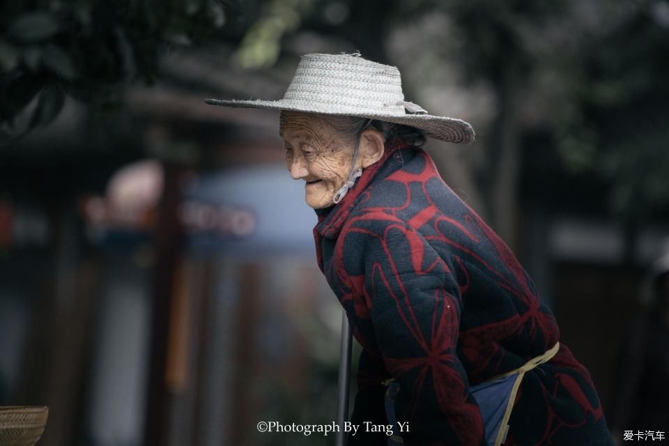 老一辈|【热搜冲顶】老一辈四川人的生活就是：吃烟，喝茶，打牌。