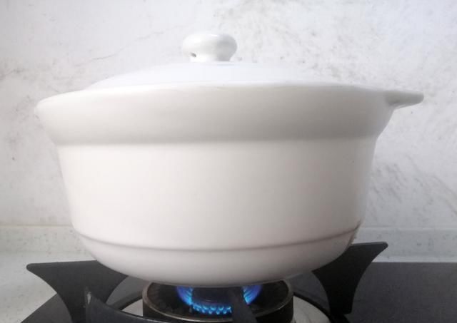  扔进|鸡块扔进砂锅焖，不放一滴水，50分钟后开盖，闻着味道就口水直流