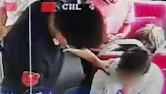 原因|男子公交车上晕倒，原因让人心疼又想笑