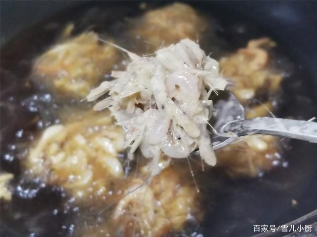  用汤匙舀出|小河虾煮着吃、炒着吃太小，这样做最香，老公特别喜欢吃的下酒菜