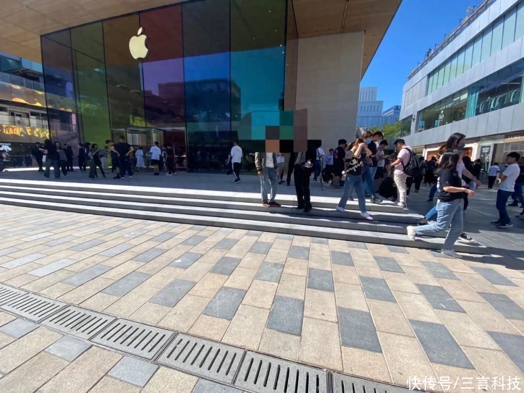 iPhone 15开售直击：存在沾指纹，Pro无现货，黄牛仅加价200-400元