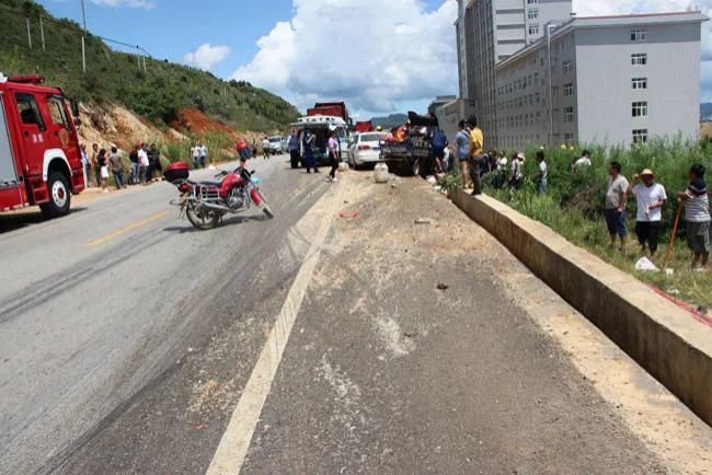  驾驶|文山三鑫技术学院路段发生交通事故，一驾驶人被困