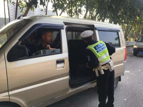  面包车|交警拦住一辆面包车，打开尾门一看，交警：你好大的胆子
