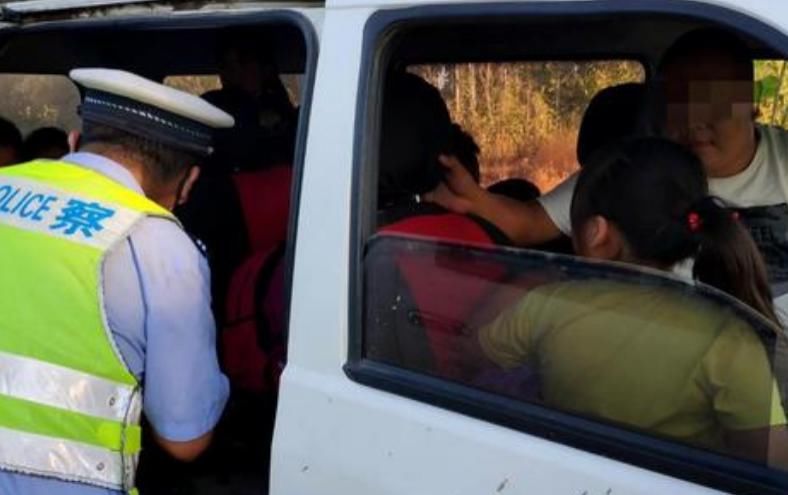 委屈|搭7个女同事被查车，面对指责，车主委屈巴巴：你舍得丢下一个？