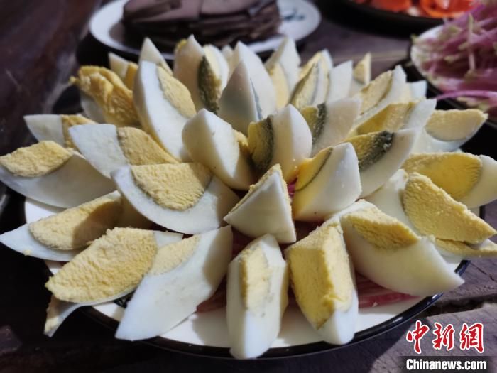 窑洞|窑洞里吃“老席” 菜品丰富如过大年