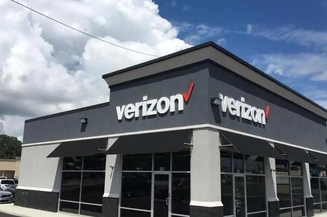 商店|美国女子不满商场强制戴口罩规定，被勒令离开时当场脱裤小便