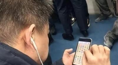 东西|为什么60岁的大人, 玩手机的水平, 还不如一个六七岁的小孩子?