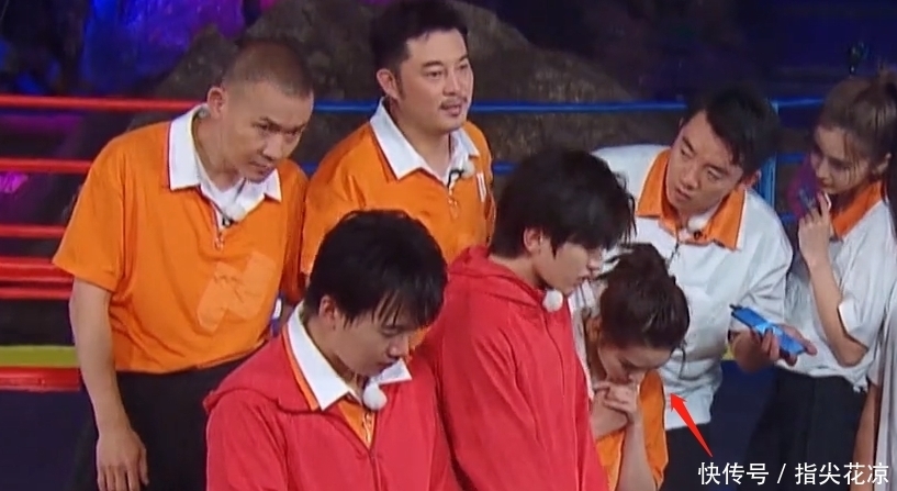  救场|李沁录节目发现领口太大，被男嘉宾围着时，她的救场方式我服了