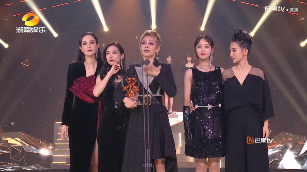  直播|《浪姐》收官垮到底！张雨绮张萌对口型出错，直播假唱全国独一份