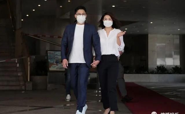  日报|娱乐日报|毛晓彤新恋情曝光？金晨汪汐潮再被拍？孟佳solo倒数第一？