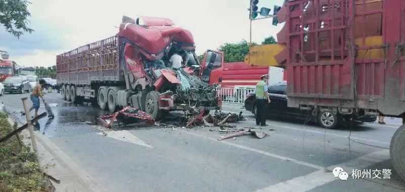  碾压|两客一危一货丨惊险！柳长路大货车追尾，电动车瞬间被碾压…