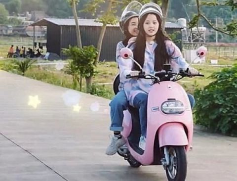  明白|明星有多娇贵？欧阳娜娜张子枫骑电车，看到护送人数明白了